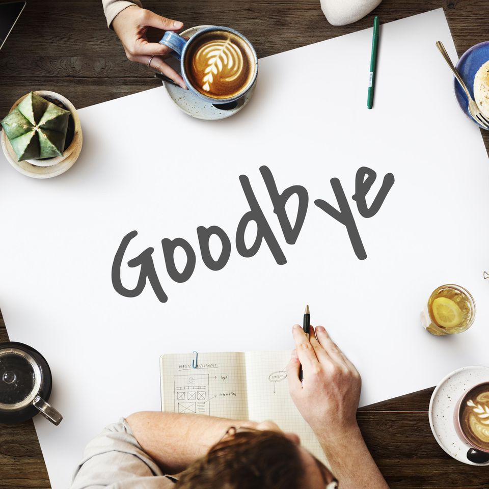 Abschied: Kollegin gebührend verabschieden - Poster in der Mitte eines Tisches mit der Aufschrift "Goodbye"