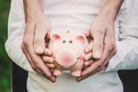 Sparen für Kinder: Mutter und Kind mit Sparschwein