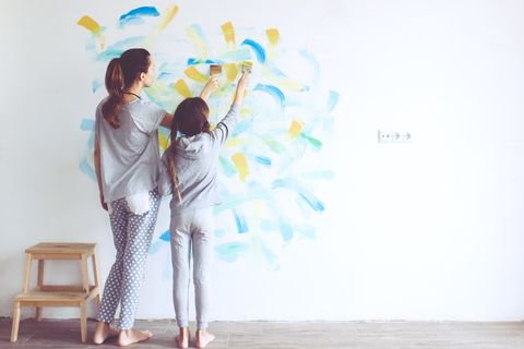 Kinderzimmer streichen: Mutter und Kind streichen Wände