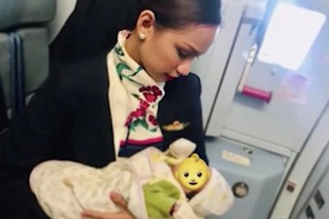 Stewardess bietet eigene Brustmilch an