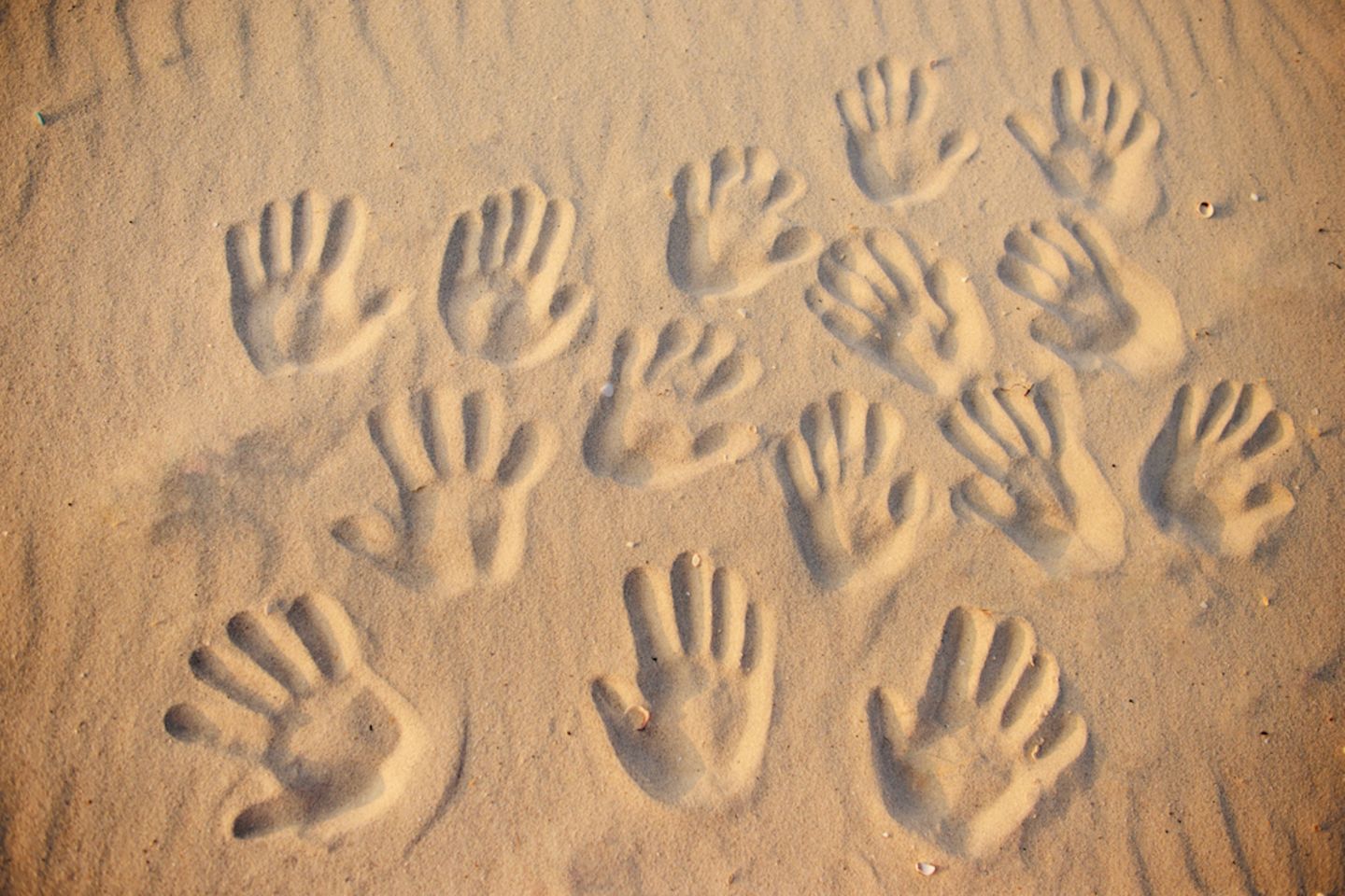 Patchwork-Familien: Handabdrücke im Sand