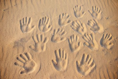 Patchwork-Familien: Handabdrücke im Sand