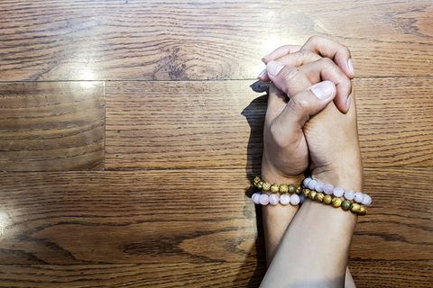 Platonische Liebe: Eine Männerhand verschränkt mit einer Frauenhand mit identischen Freundschaftsarmbändern