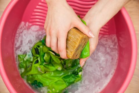 Gallseife: Frau wäscht mit der Hand und Gallseife