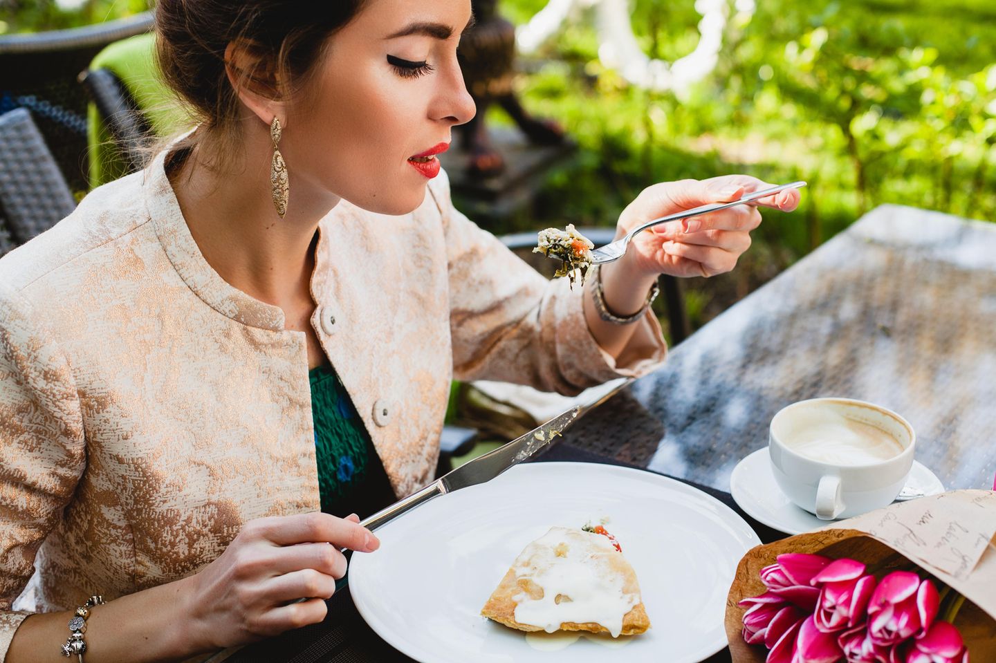 Masturdating: Eine junge Frau beim Date mit Kuchen und Blumen auf dem Tisch