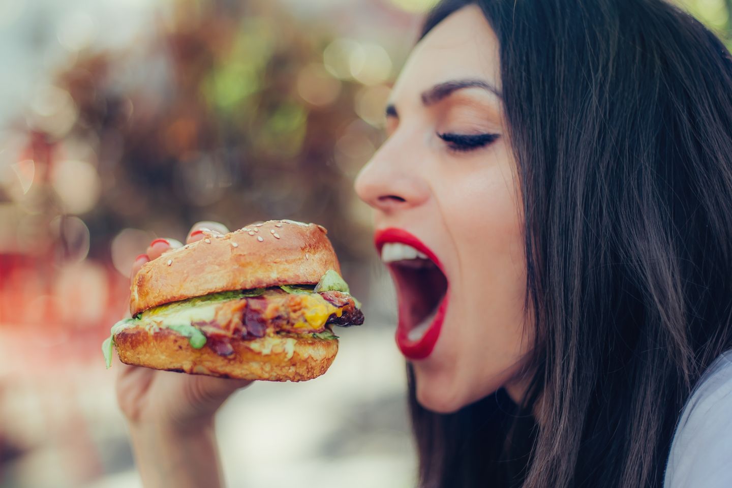 Burger falsch gegessen: Frau beißt in Burger