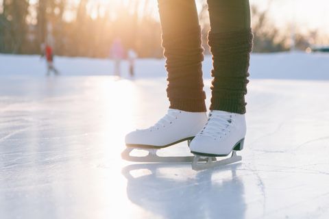 Schlittschuhlaufen lernen: Frau auf Schlittschuhen