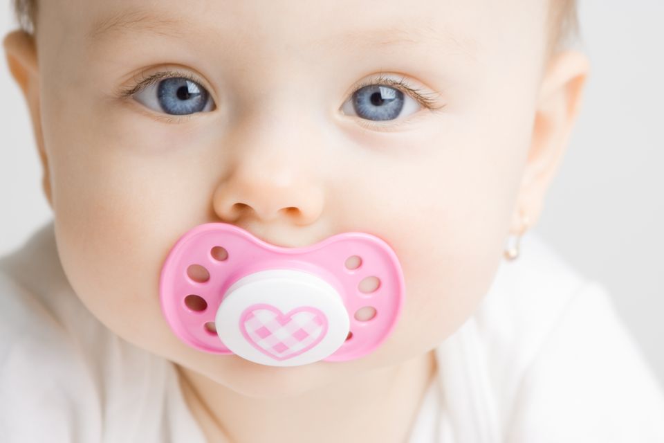Schnuller: Baby mit Schnuller