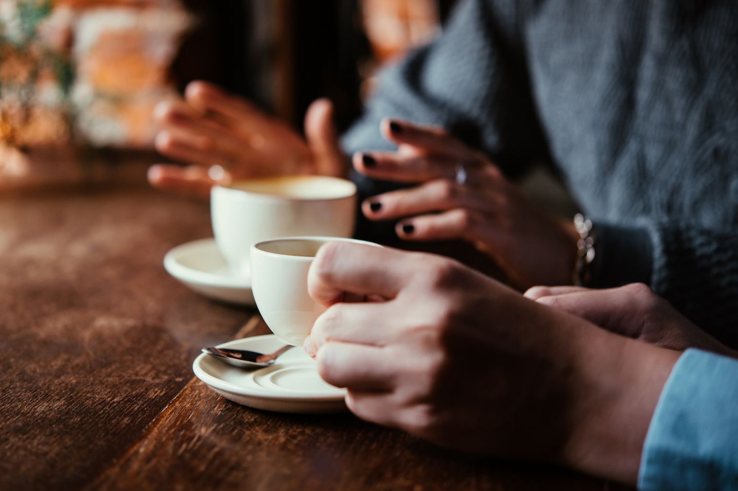 Ego-Talk: Zwei Leute mit Kaffee-Tassen in der Hand