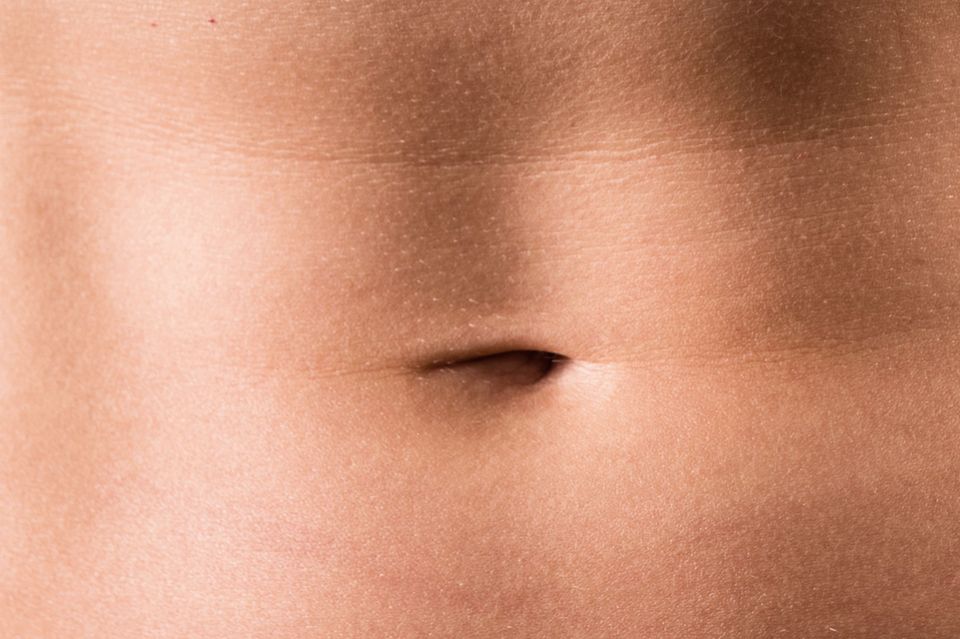 Belly button in crescent shape