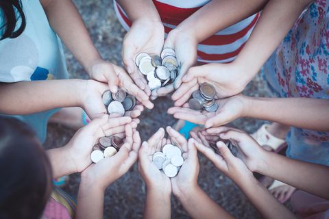 Geld spenden: Offene Hände mit Münzen