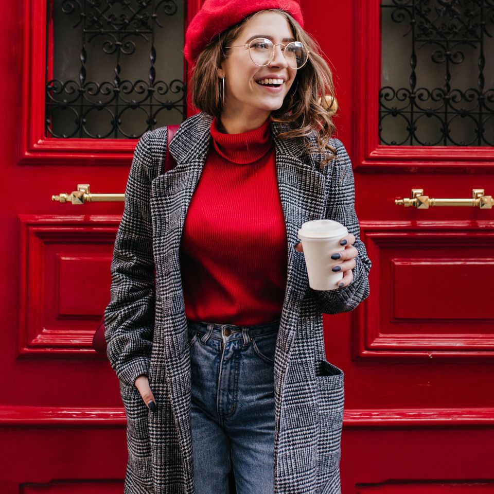 Mützen: Frau mit roter Baskenmütze