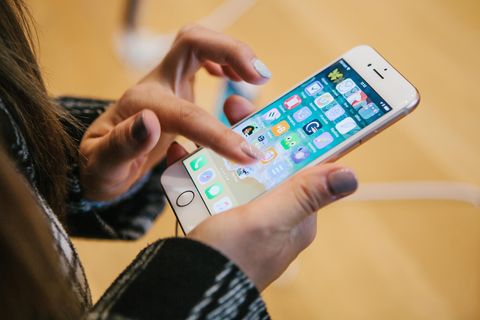 iPhone: Frau mit Fingern auf Handy