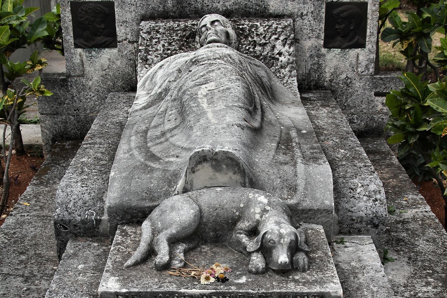 Herrchen und Haustier in einem Grab: Gemeinsamer Grabstein für Hund und Halter