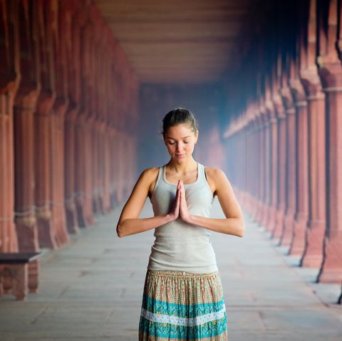 Vipassana Meditation: Frau meditiert im Stehen