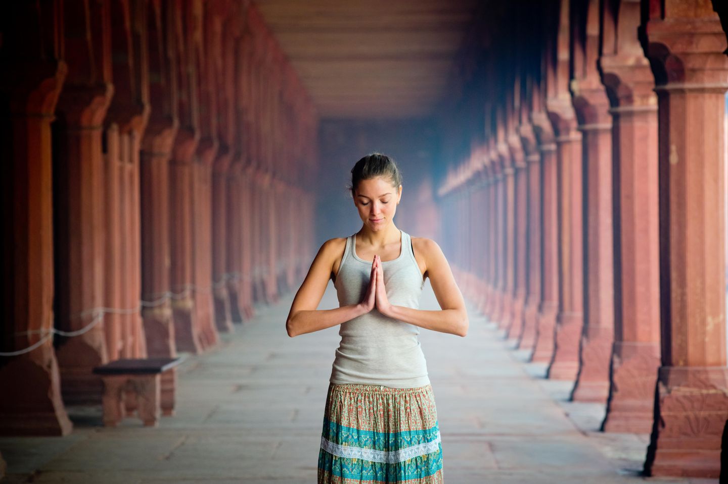 Vipassana Meditation: Frau meditiert im Stehen