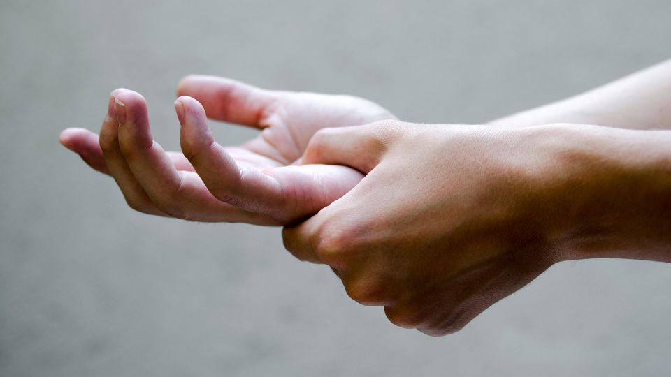 Was ist Rheuma? Symptome und Therapie: Hände greifen ineinander