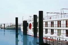 Seine-Kreuzfahrt: Die 6 schönsten Stopps Seine-Kreuzfahrt: Flussschiff auf Seine