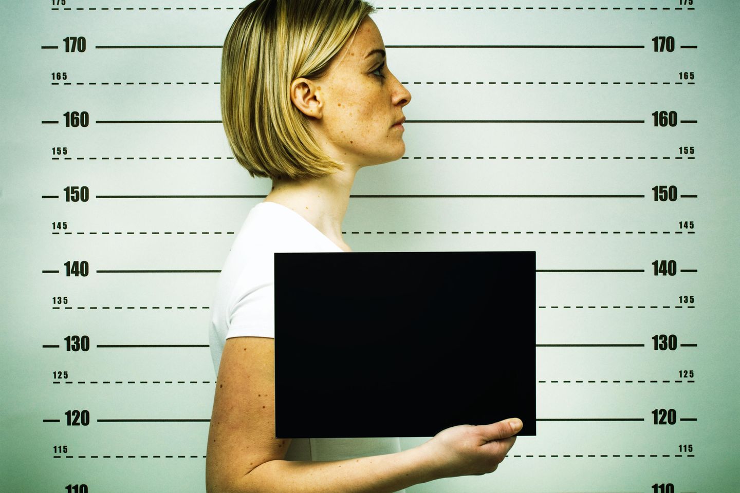 Verbrecherische Frauen: Eine Frau posiert für Polizeifoto