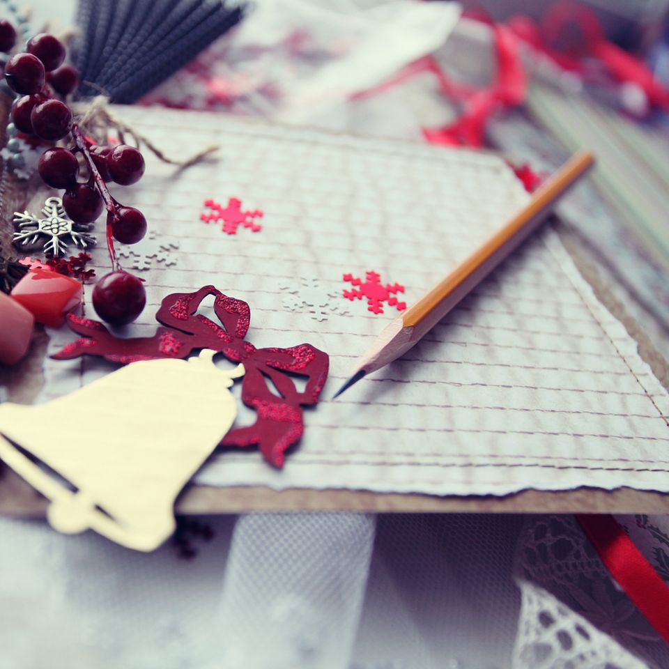 Weihnachtskarte selber machen - kreative Ideen zum Nachmachen: weihnachtliche Karte mit Glocke, darauf liegt ein Bleistift