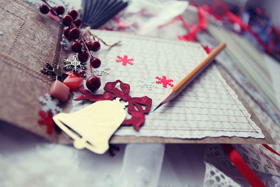 Weihnachtskarte selber machen - kreative Ideen zum Nachmachen: weihnachtliche Karte mit Glocke, darauf liegt ein Bleistift