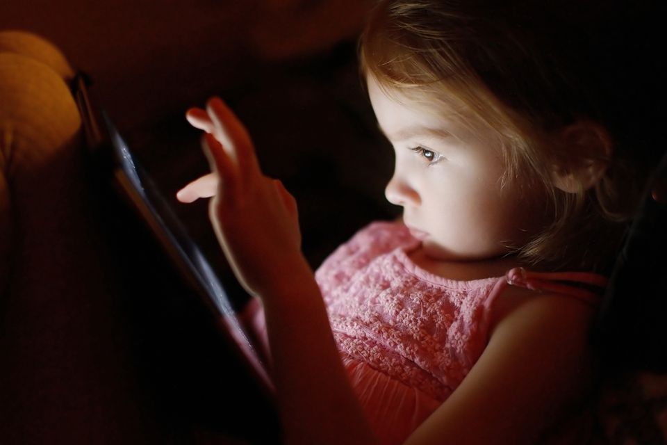 Gefahren im Internet: Kind mit Tablet