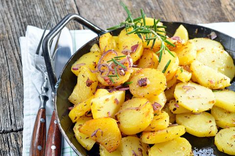 Bratkartoffeln zubereiten: Bratkartoffeln in der Pfanne