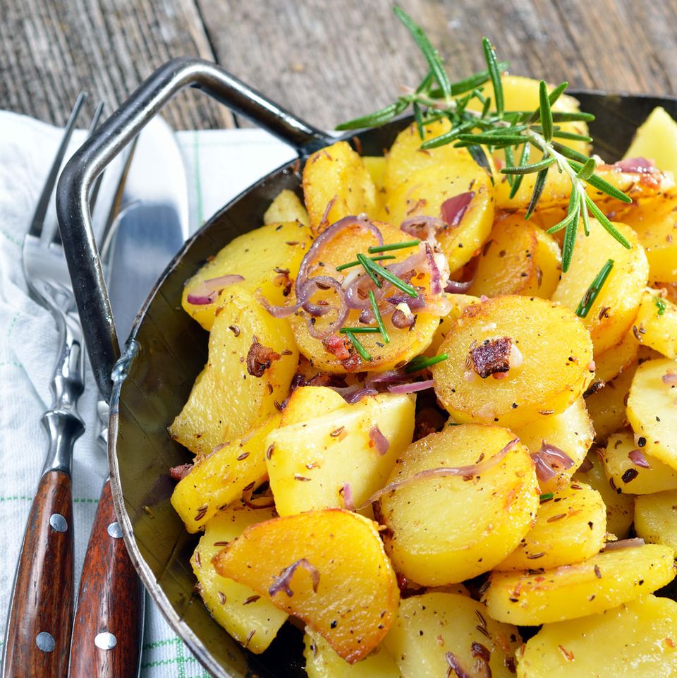 Bratkartoffeln zubereiten: Bratkartoffeln in der Pfanne