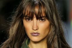 Fairy Dust: Das ist der neue Make-up-Trend für den Winter Fairy Dust: Glitzerndes Lippen-Make-Up