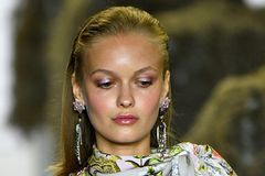 Fairy Dust: Das ist der neue Make-up-Trend für den Winter Fairy Dust: Model mit glitzerndem Augen-Make-Up