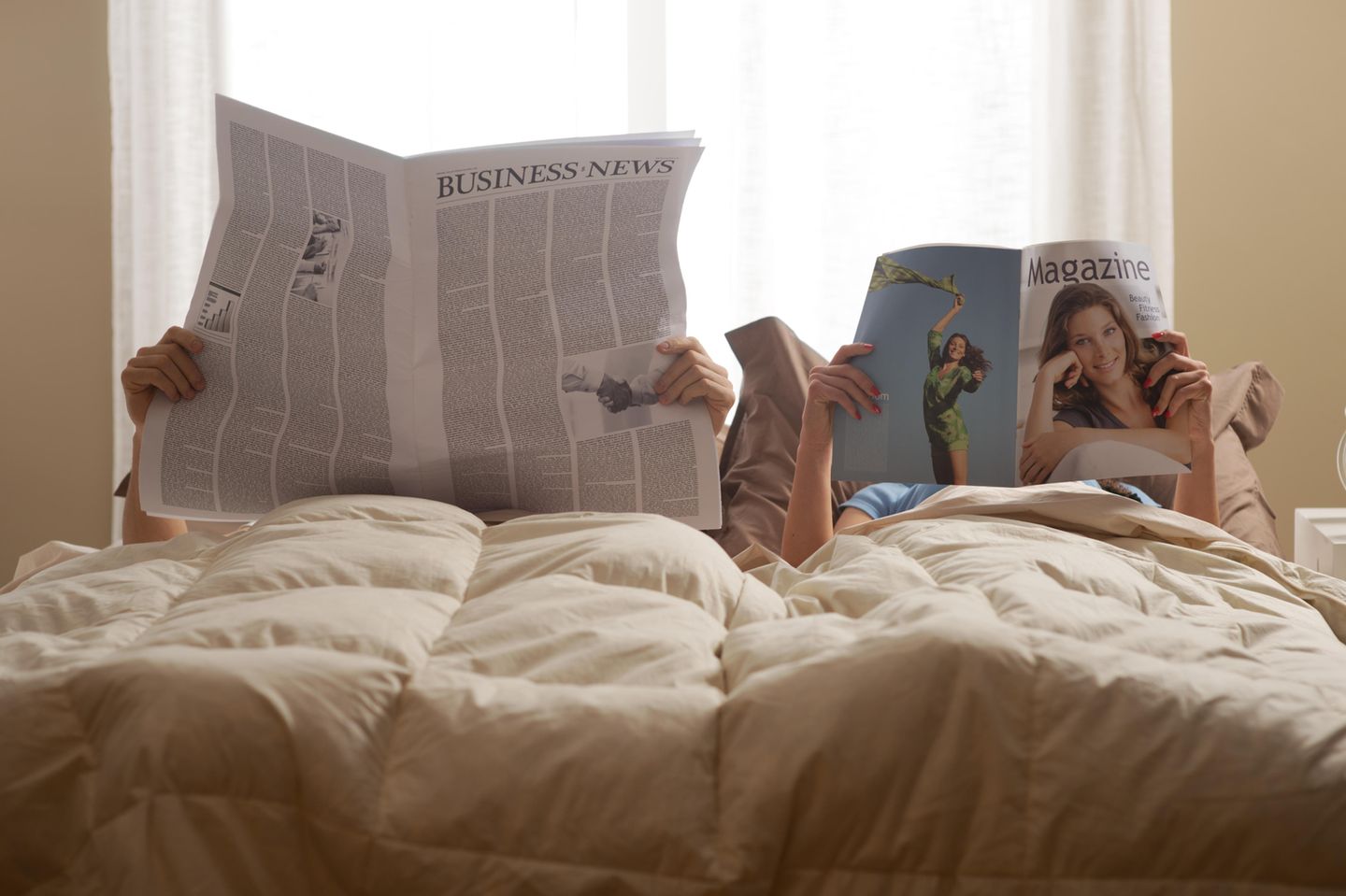 Gute Konflikte für eine Beziehung: Mann und Frau lesen im Bett
