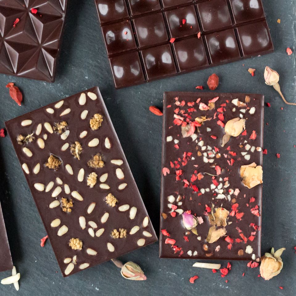 Schokolade selber machen – schnell und einfach: Mehrere Tafeln Schokolade auf einer dunklen Unterlage