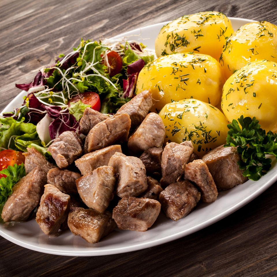 Kartoffeln mit Schweinefleisch und Hähnchenbrust aus dem Ofen | BRIGITTE.de
