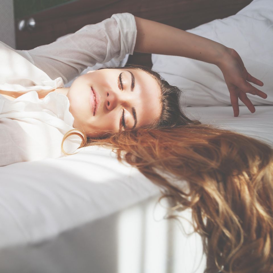 Schlank im Schlaf:  Schlafende junge Frau