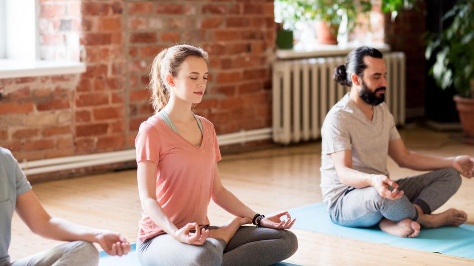 Meditation lernen Meditation lernen: Gruppe meditiert