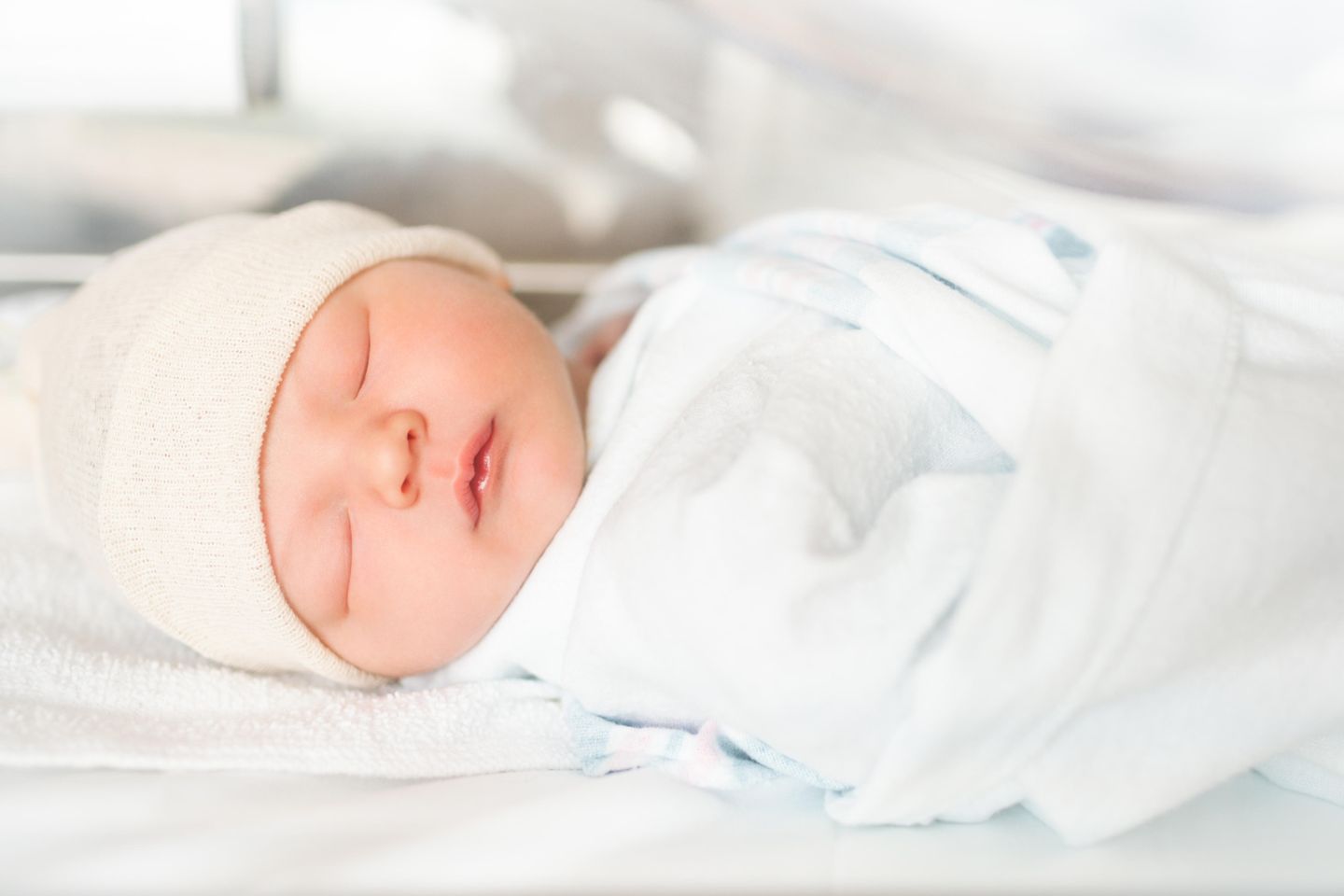 Baby aus Uterus hirntoter Frau: Kleines Baby liegt im Krankenhausbett