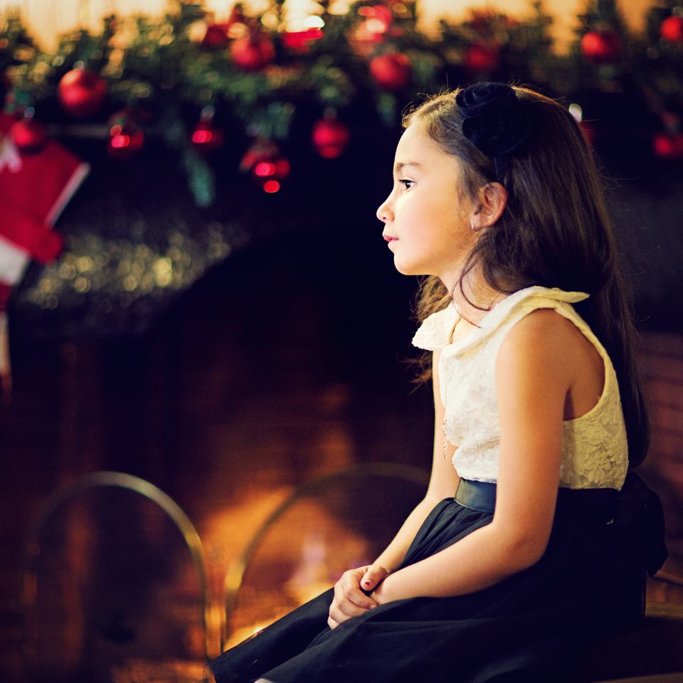 Weihnachten mit Trennungskindern: Kleines Mädchen traurig vor Weihnachtsdeko