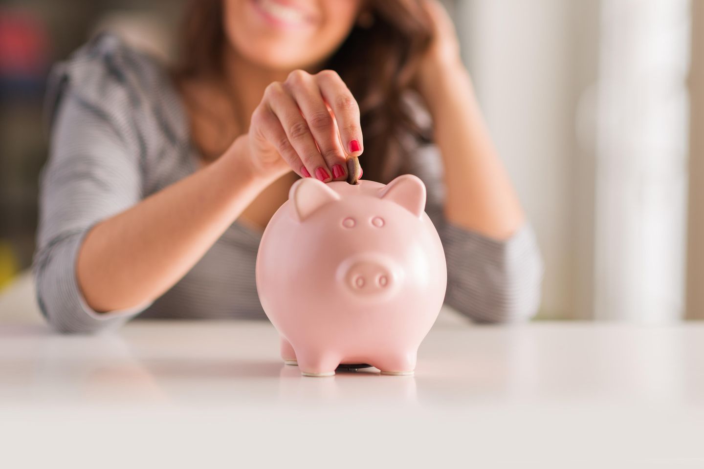 Tricks, um früher in Rente zu gehen: Frau wirft Münze in Sparschwein