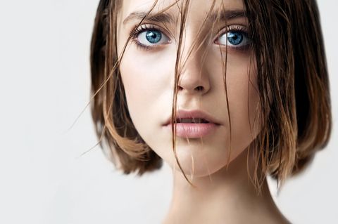 Apfelessig Haare: Frau mit kinnlangen, nassen Haaren
