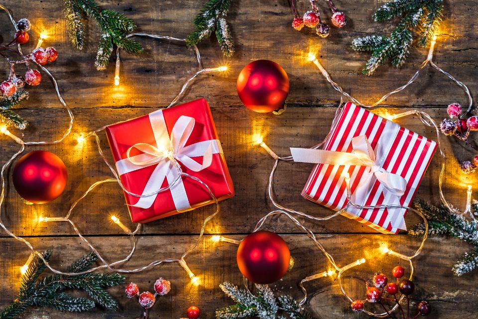 Geschenktipps für Weihnachten: Geschenke auf einem Tisch