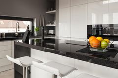 Eine saubere Küche lässt die Wohnung teurer wirken Wohnung teurer wirken lassen: Küche mit sauber-glänzenden Oberflächen