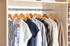 Einheitliche Kleiderbügel lassen die Wohnung teurer wirken Wohnung teurer wirken lassen: Einheitliche Kleiderbügel, z.B. aus Holz
