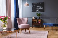 Ein oder zwei It-Pieces lassen die Wohnung teurer wirken Wohnung teurer aussehen lassen: rosafarbener Stuhl oder blaue Sitzbank wirken edel
