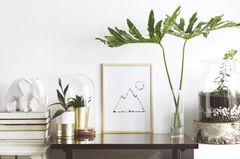 Eine Skulptur lässt die Wohnung teurer wirken Wohnung teurer aussehen lassen: weiße Elefanten-Skulptur veredelt den Tisch