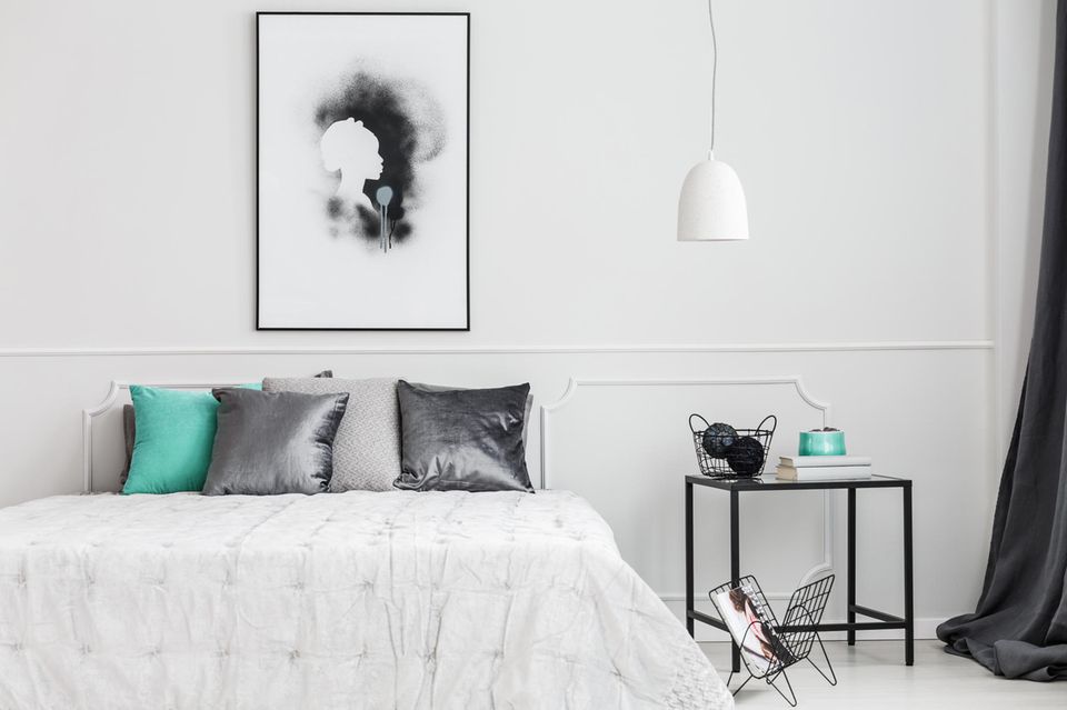 Wohnung teurer wirken lassen: Großes Bild hängt über weißem Bett