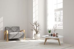 Wohnung teurer wirken lassen: Minimalismus wirkt edler Wohnung teurer wirken lassen: Sessel, Couchtisch und Pflanze reichen aus