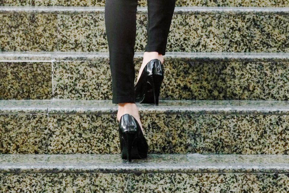 5 Tipps gegen quietschende Schuhe: Frau geht Treppe hoch