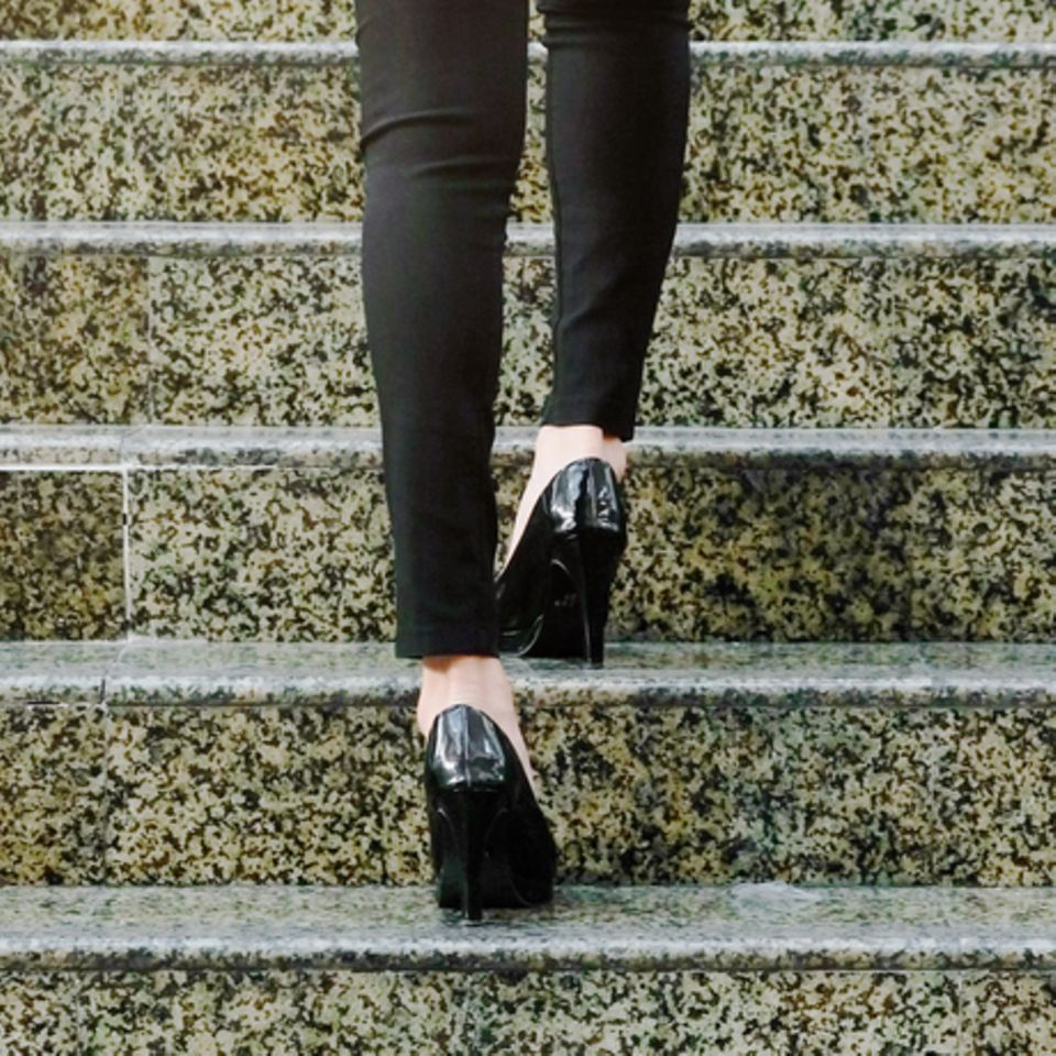 5 Tipps gegen quietschende Schuhe: Frau geht Treppe hoch
