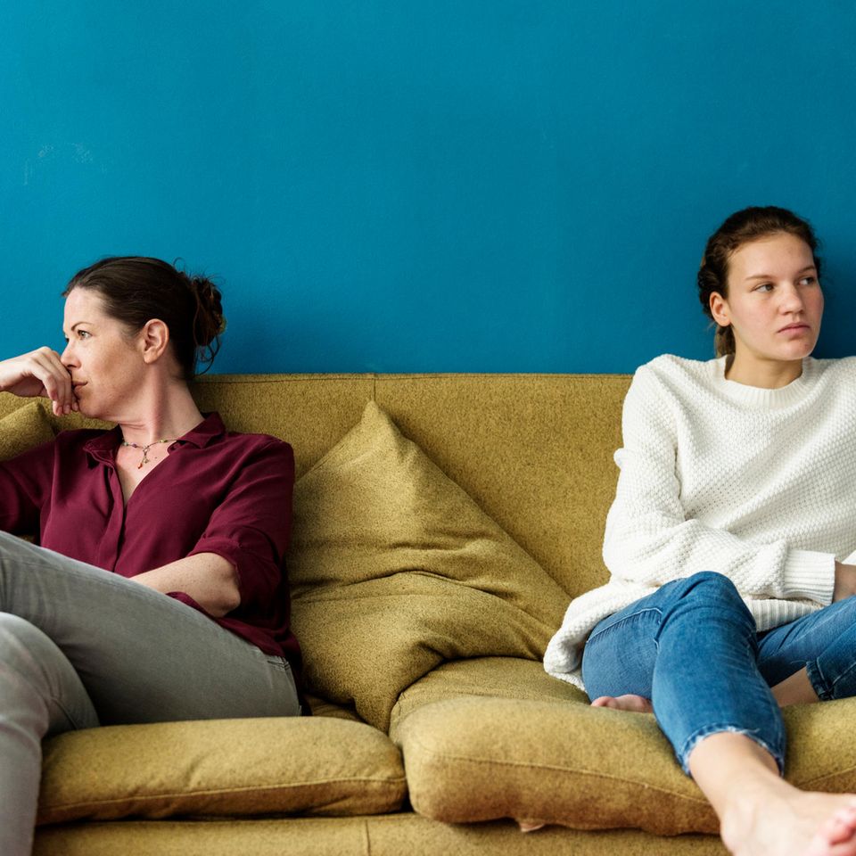 Generation Bumerang: Mutter und erwachsene Tochter sitzen schweigend auf der Couch