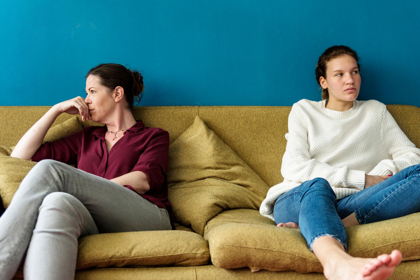 Generation Bumerang: Mutter und erwachsene Tochter sitzen schweigend auf der Couch
